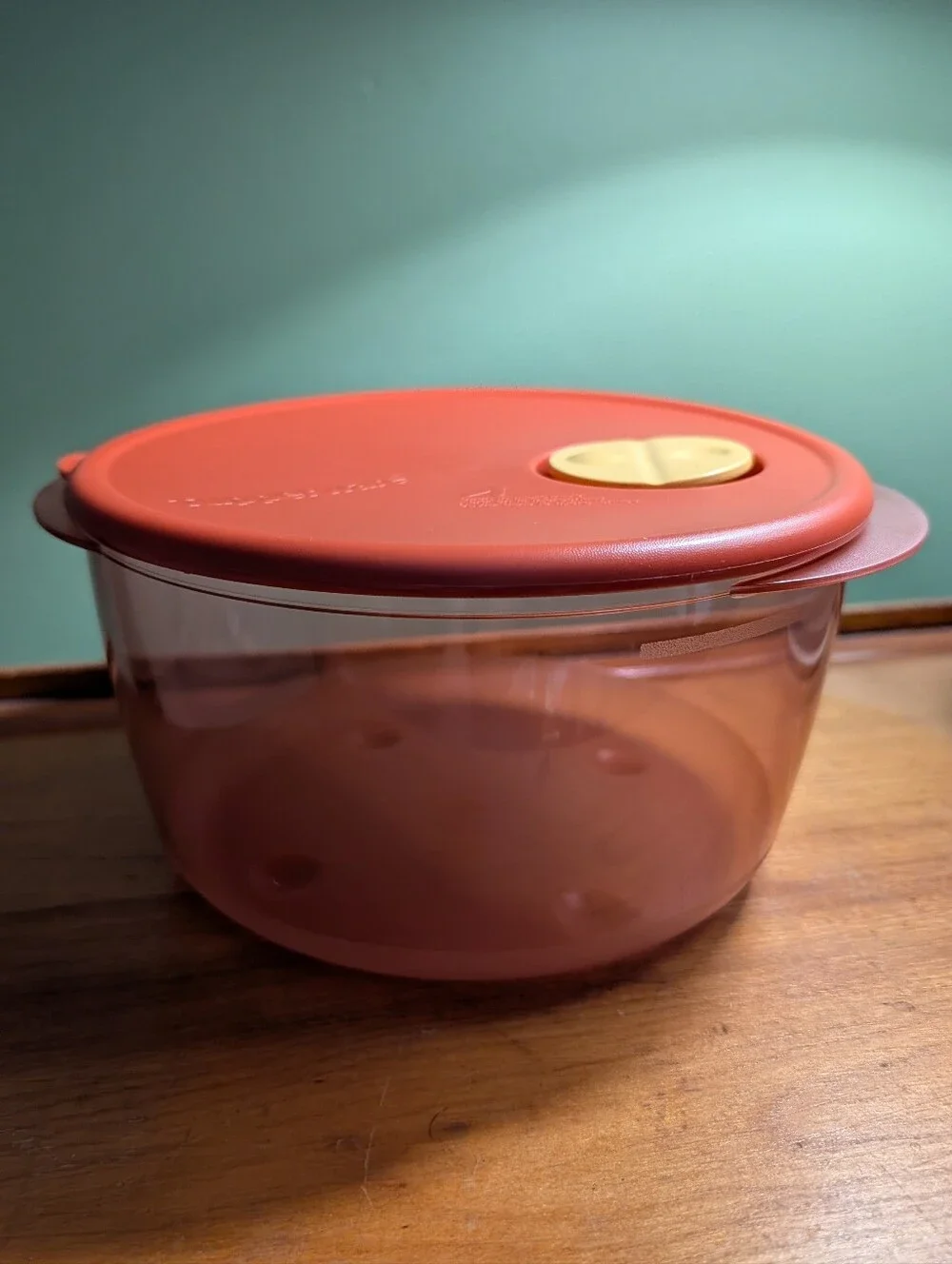 NWT Tupperware Medium Round Rock 'N Serve Container With Seal